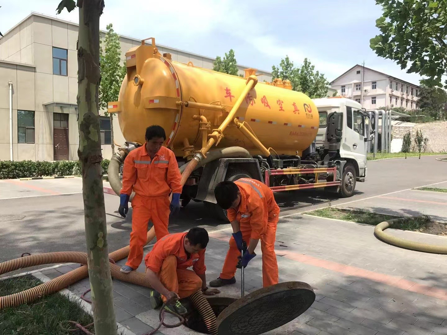 安定化粪池清理与5-8吨吸粪车施工效率分析